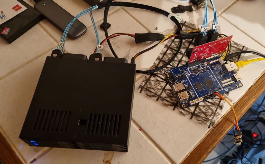 First prototype of the NAS with the enclosure and the final sata board